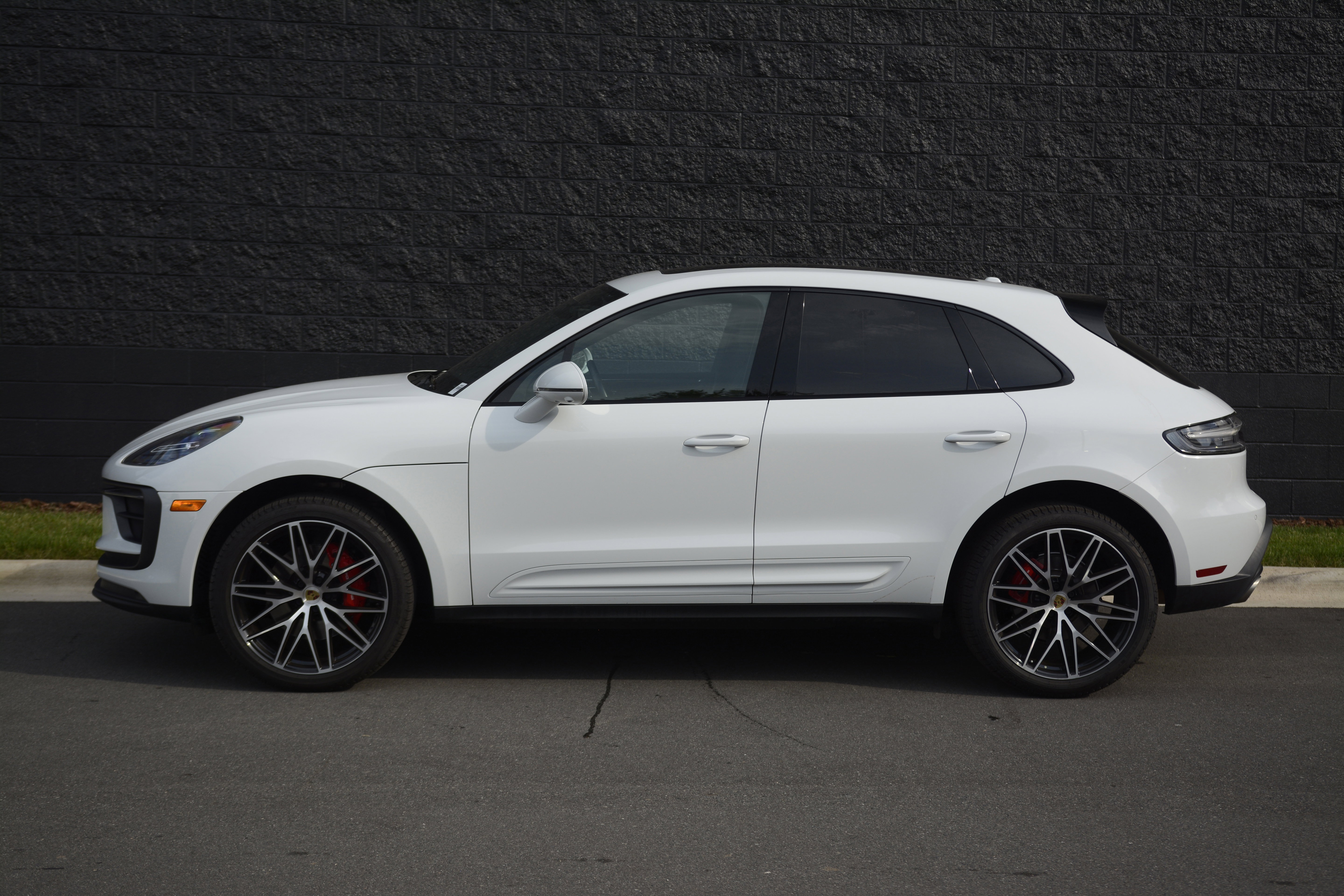 Certified 2022 Porsche Macan S AWD/4WD image 2