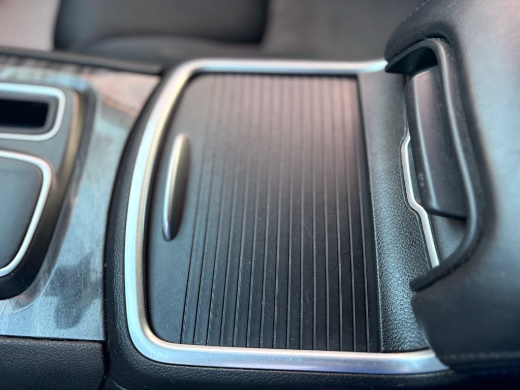 Used 2019 Chrysler 300 Touring w/ Chrome Appearance Package RWD image 13