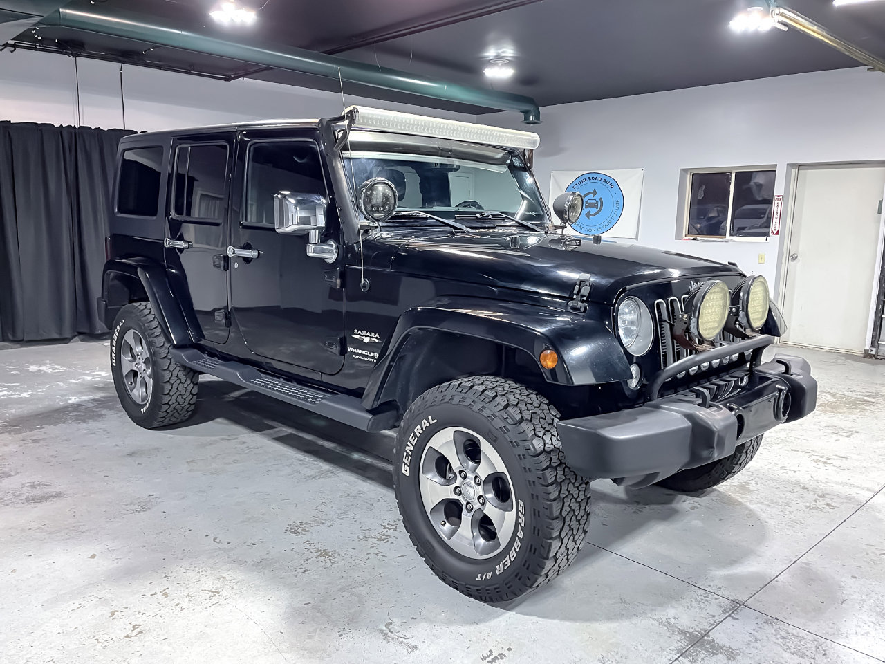 Used 2018 Jeep Wrangler Unlimited Sahara image 2