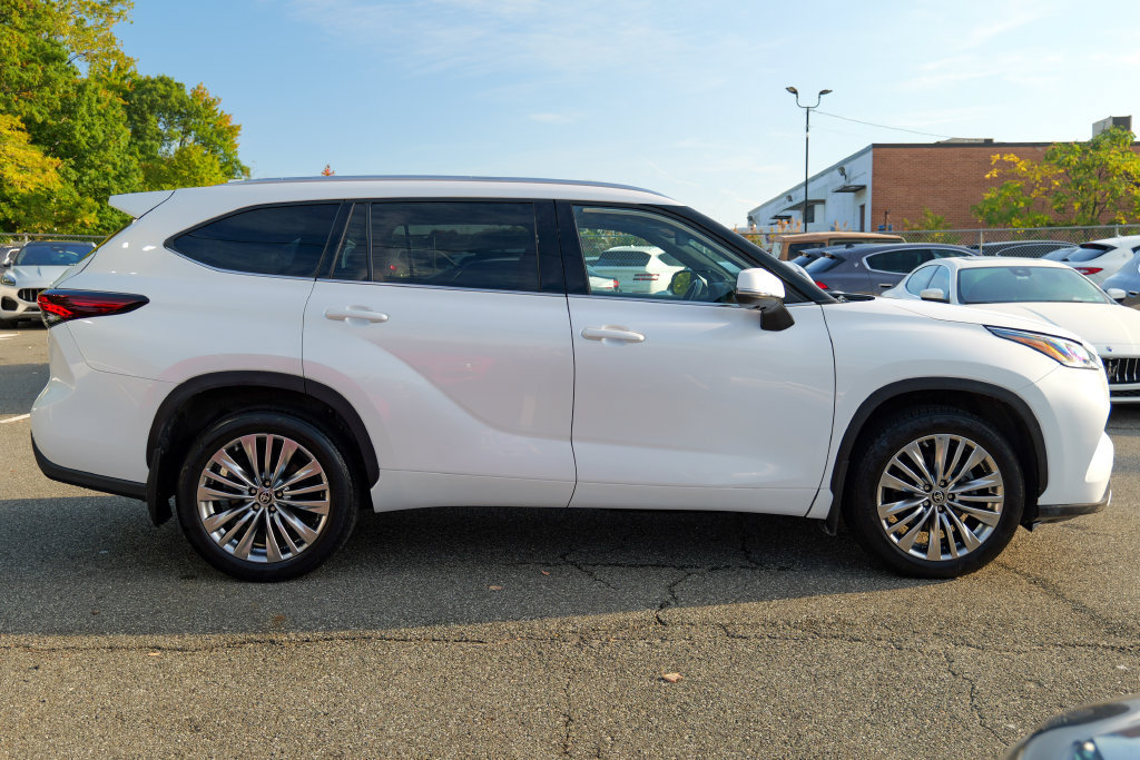Used 2024 Toyota Highlander Platinum AWD/4WD image 8