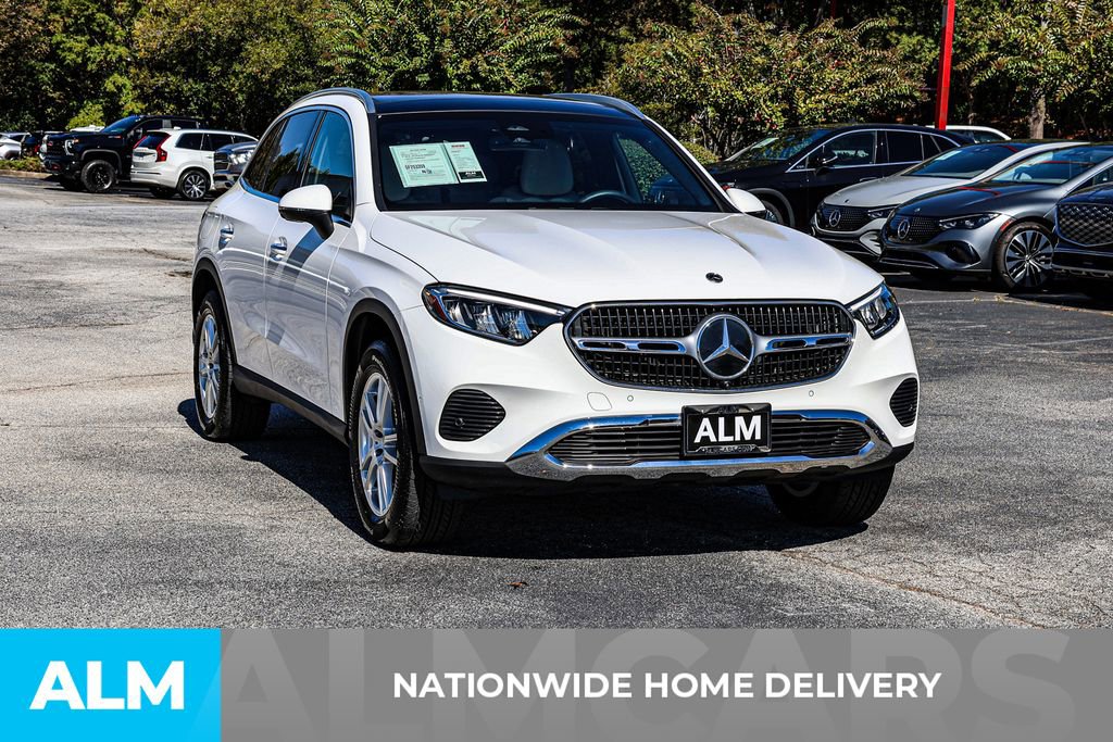 Used 2025 Mercedes-Benz GLC 300 4MATIC image 5