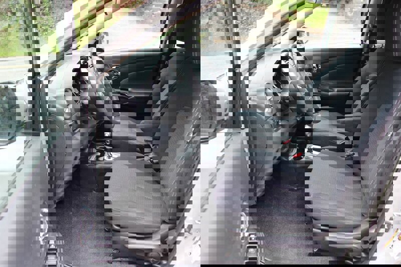 Used 2015 Nissan Versa SV FWD image 5