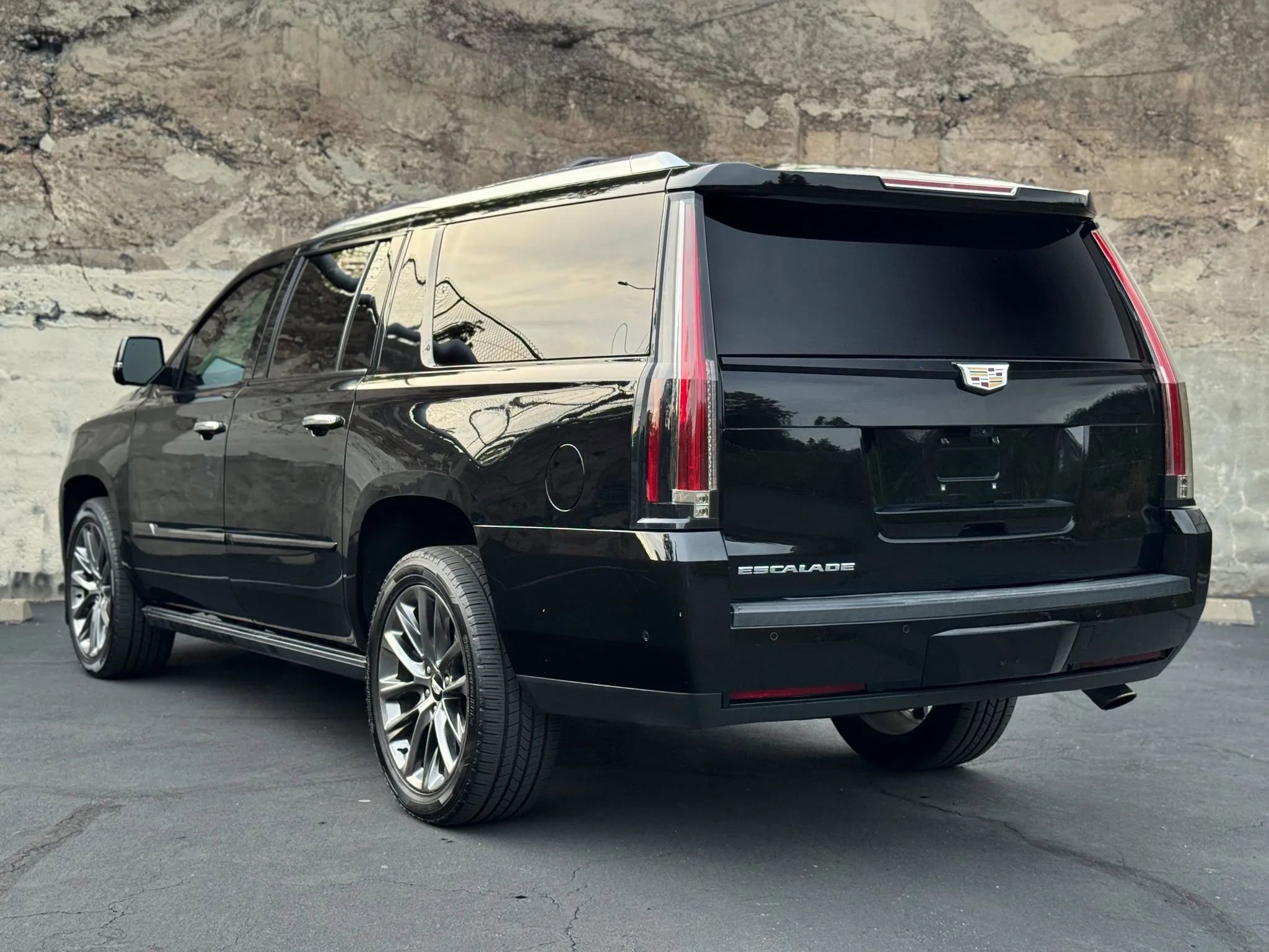 Used 2020 Cadillac Escalade ESV Premium Luxury w/ Escalade Sport Edition AWD/4WD image 10