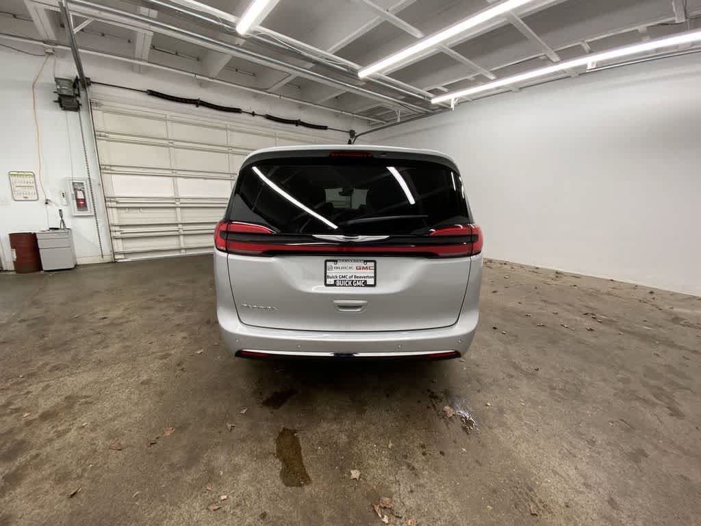 Used 2024 Chrysler Pacifica Touring-L image 5