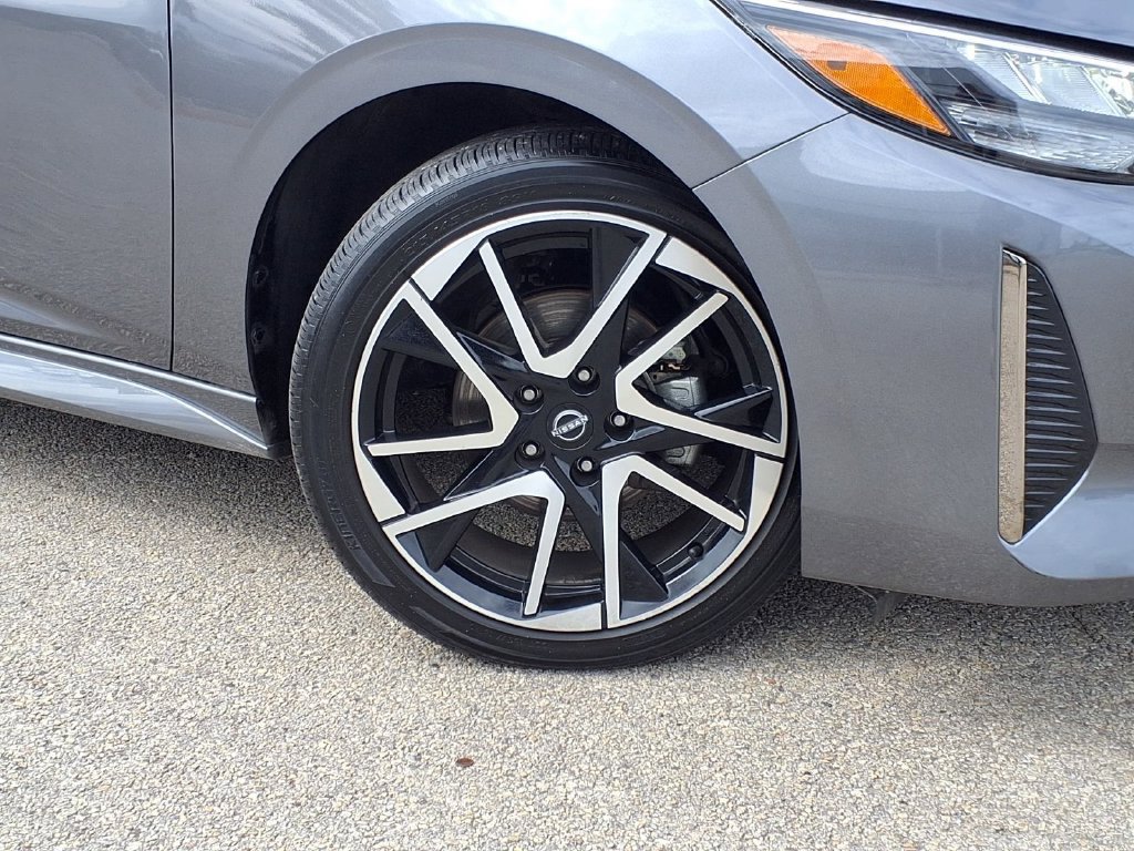 Used 2025 Nissan Sentra SR w/ SR Premium Package FWD image 3