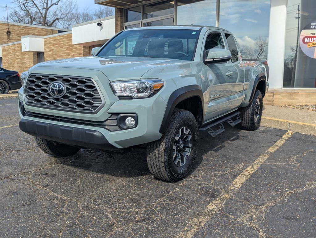 Used 2023 Toyota Tacoma TRD Off-Road w/ TRD Premium Off Road Package image 3