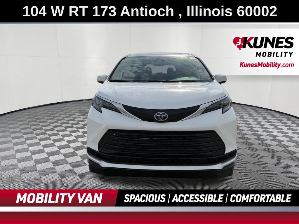 Used 2025 Toyota Sienna LE image 2