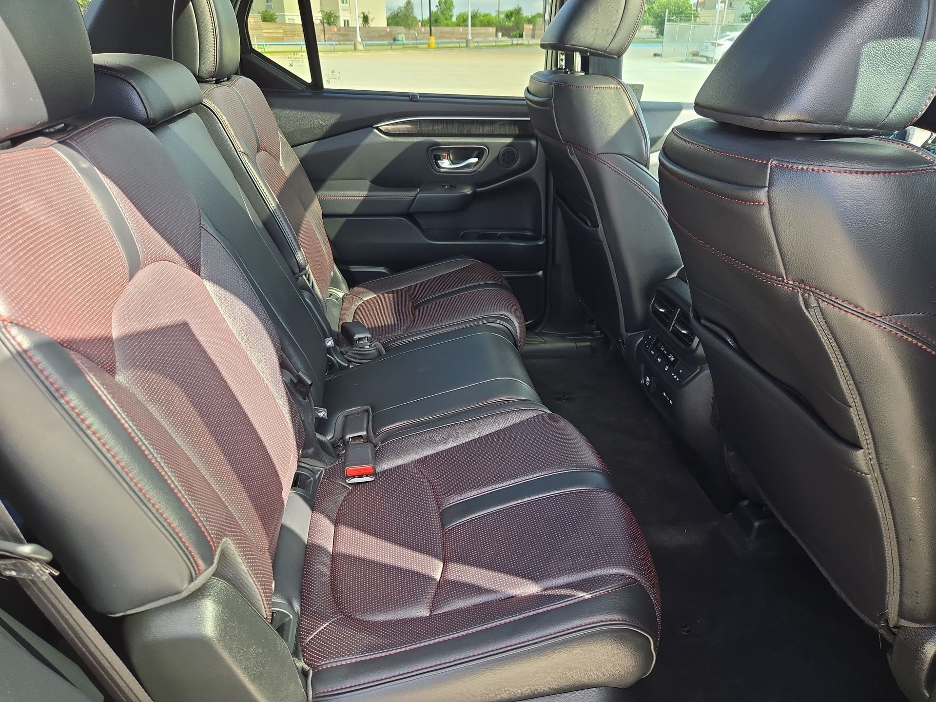 Used 2025 Honda Pilot Black Edition image 31