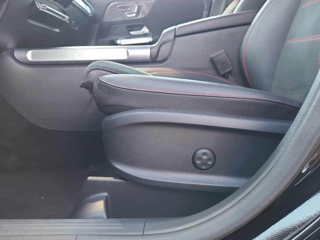 Used 2024 Mercedes-Benz GLB 250 image 24