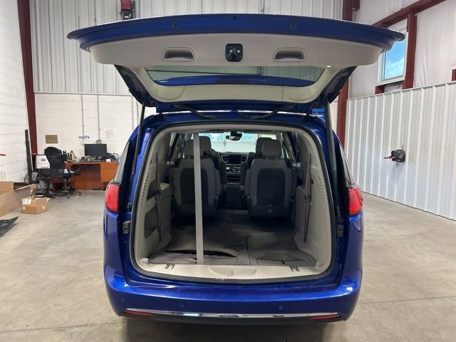 Used 2020 Chrysler Pacifica Touring-L Plus w/ Advanced Safetytec Group FWD image 21
