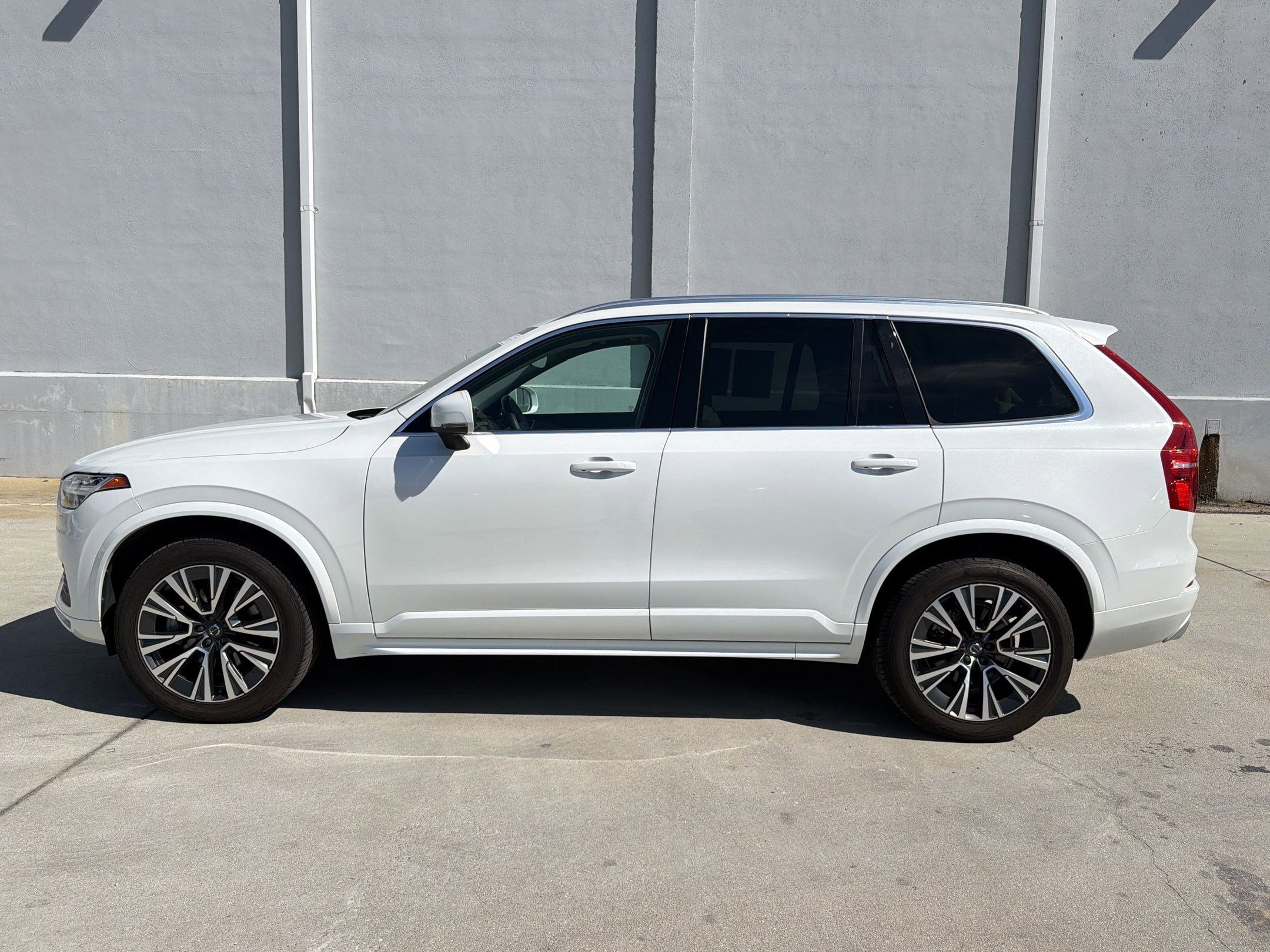 Used 2021 Volvo XC90 T6 Momentum w/ Climate Package AWD/4WD image 2