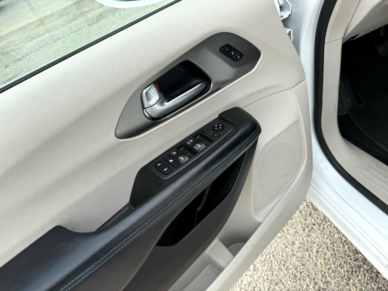 Used 2021 Chrysler Pacifica Touring-L image 13