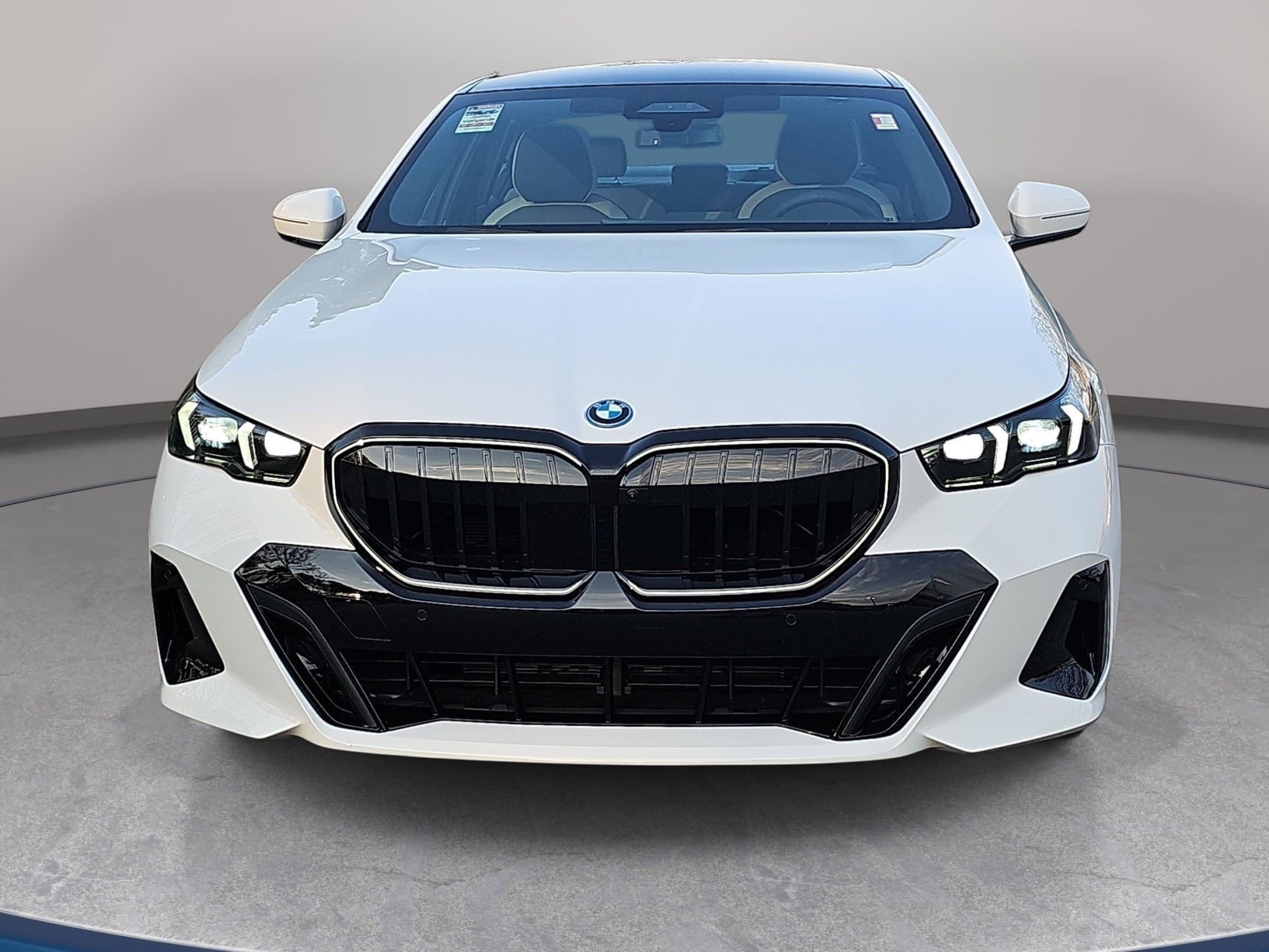 New 2026 BMW 550e xDrive w/ Executive Package image 2