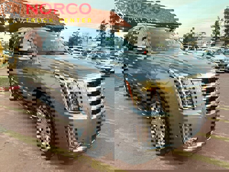 Used 2019 Cadillac Escalade ESV Luxury image 3