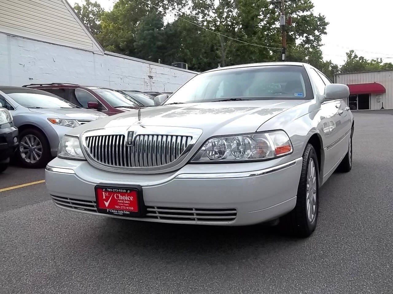Used 2005 Lincoln Town Car Signature RWD image 1
