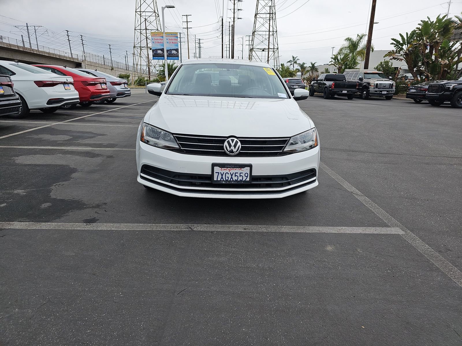Used 2017 Volkswagen Jetta SE FWD image 2