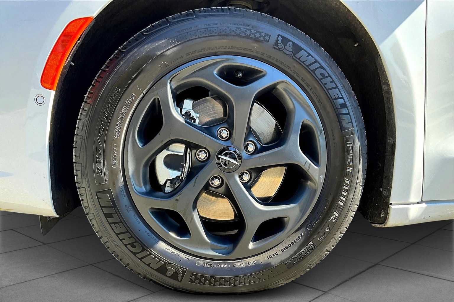 Used 2024 Chrysler Pacifica Limited FWD image 11