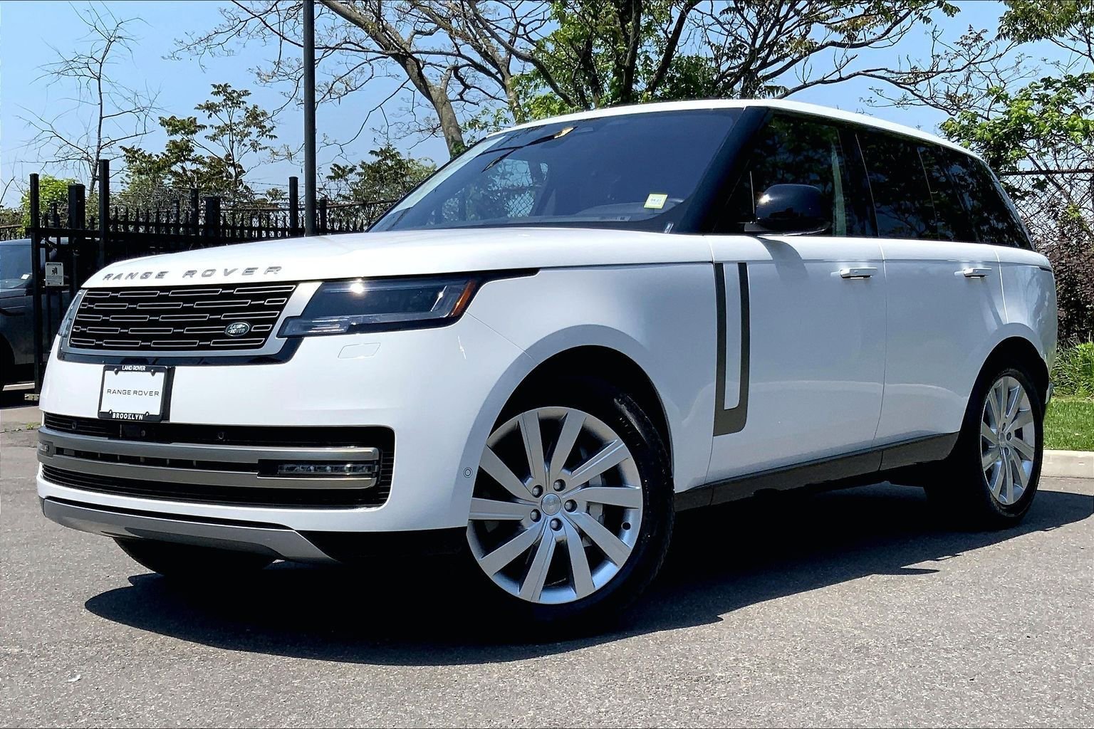 Used 2023 Land Rover Range Rover SE AWD/4WD image 1