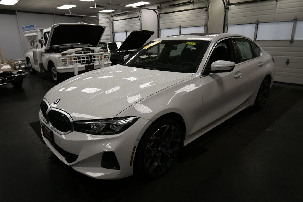 Used 2025 BMW 330i xDrive Sedan w/ Premium Package image 4