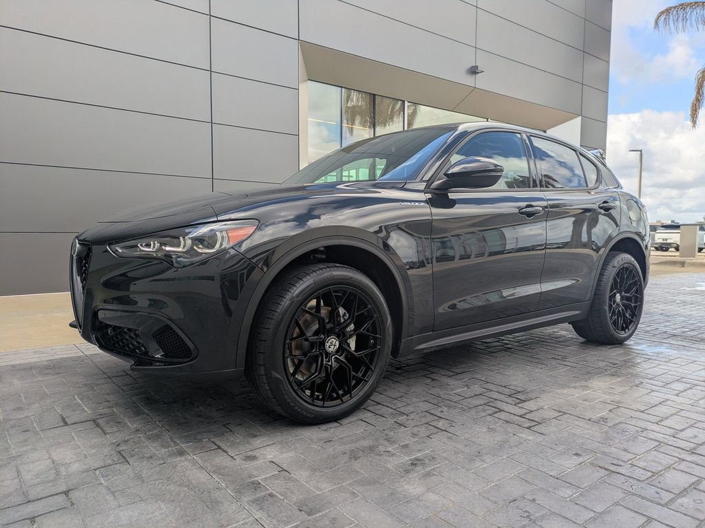 Used 2025 Alfa Romeo Stelvio Sprint w/ Convenience Package AWD/4WD image 9
