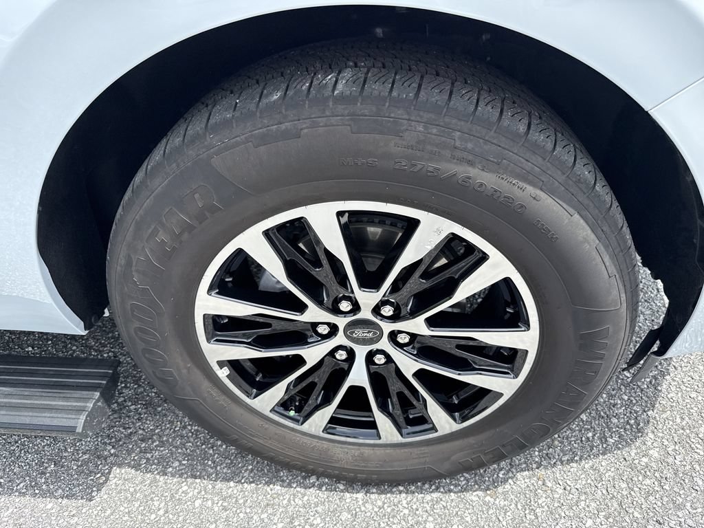 Used 2025 Ford Expedition Platinum AWD/4WD image 12