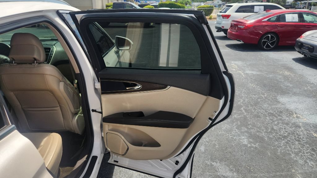 Used 2016 Lincoln MKX Reserve w/ Technology Package FWD image 14