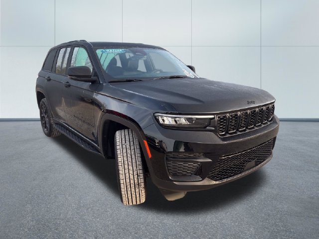 Used 2025 Jeep Grand Cherokee Altitude AWD/4WD image 5