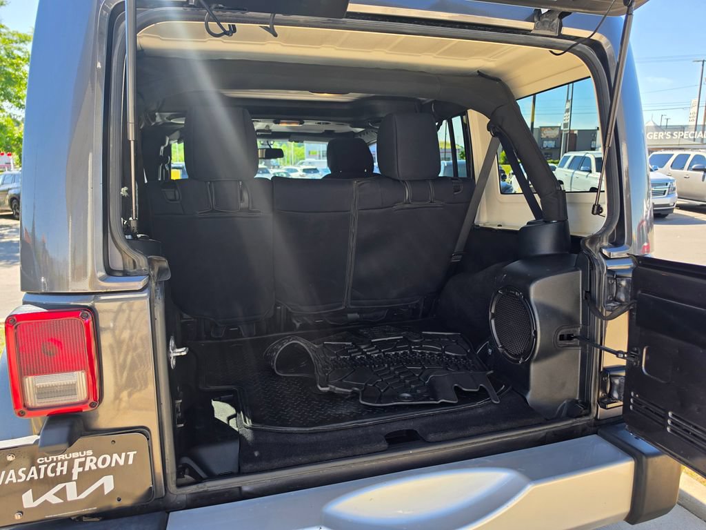 Used 2014 Jeep Wrangler Unlimited Sahara w/ Max Tow Package AWD/4WD image 12