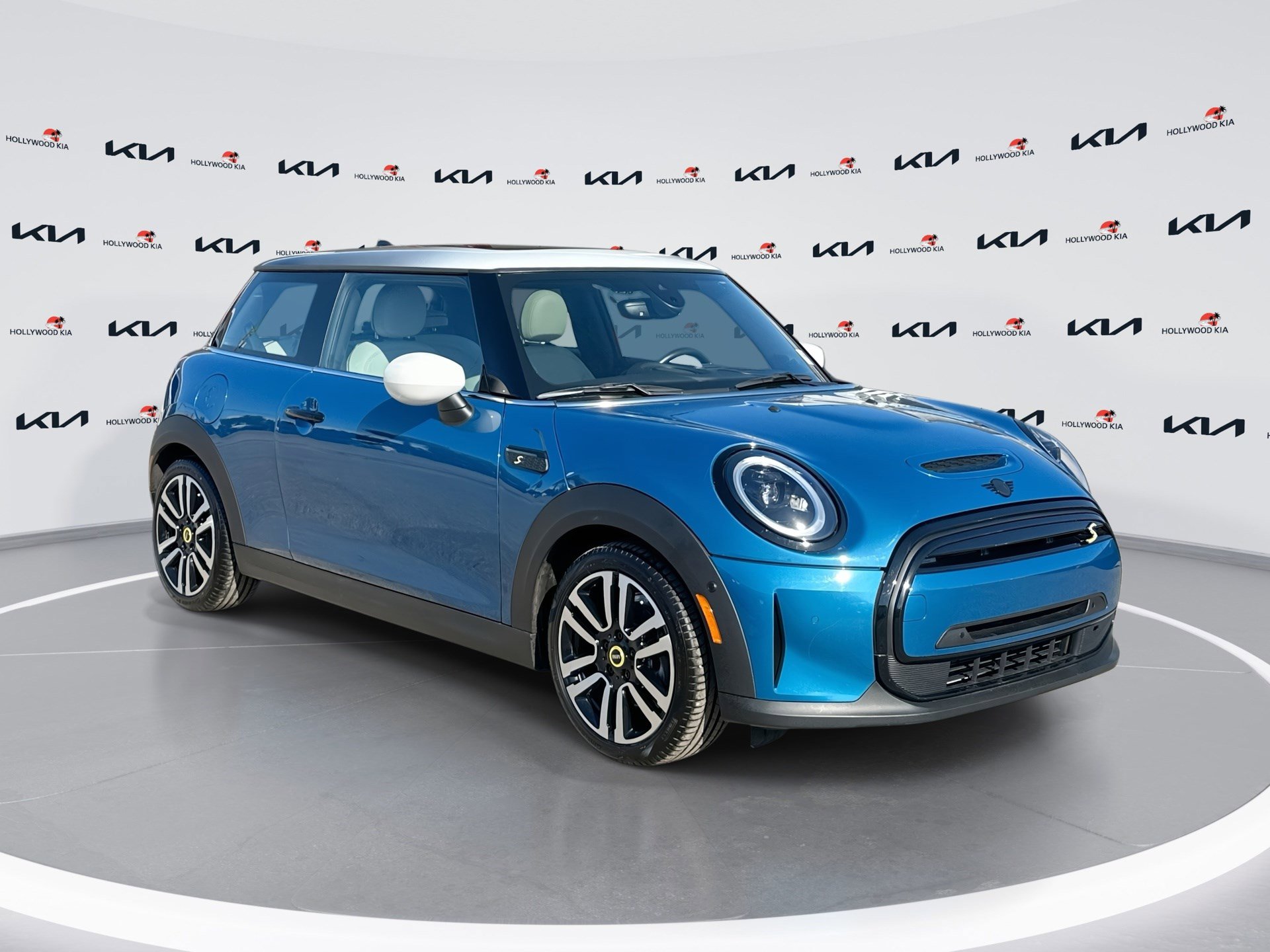 Used 2023 MINI Cooper SE image 1