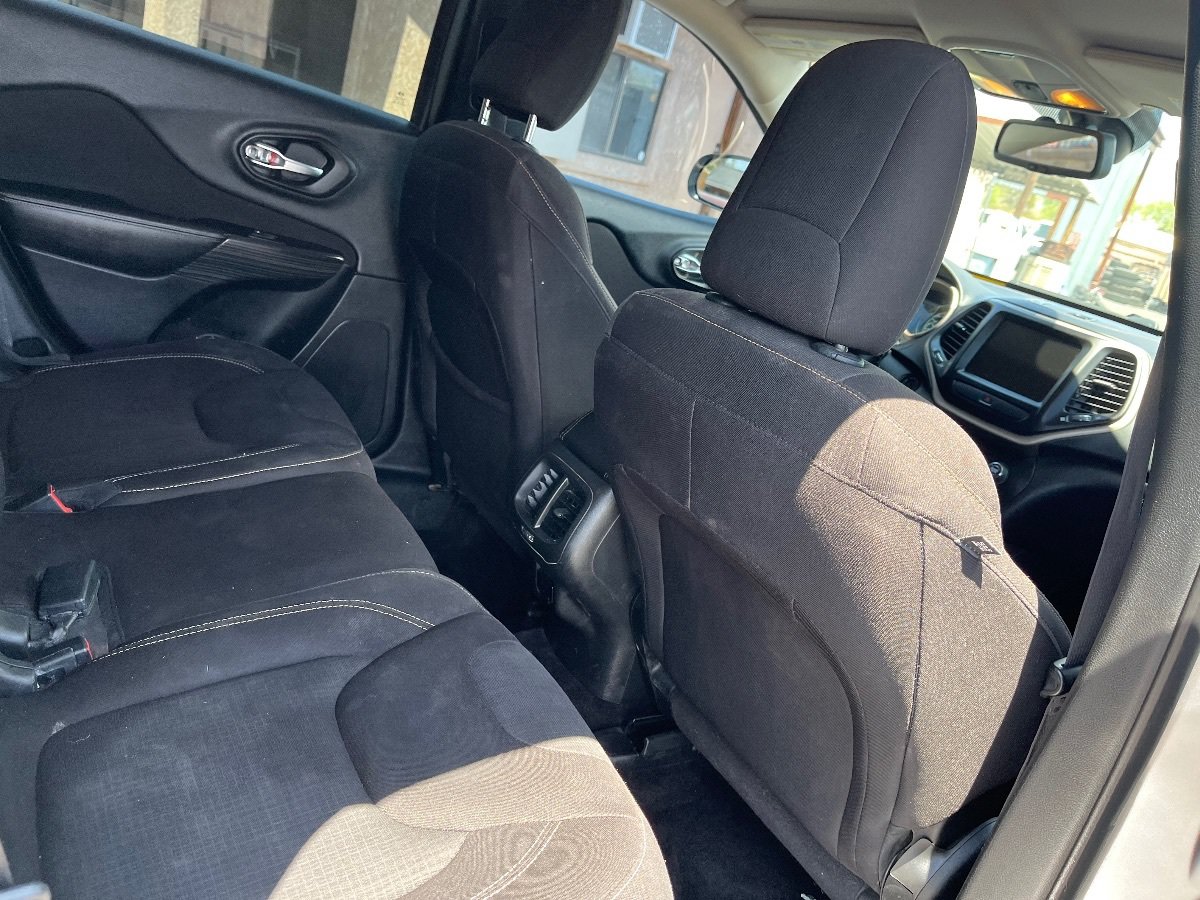 Used 2017 Jeep Cherokee Latitude FWD image 29