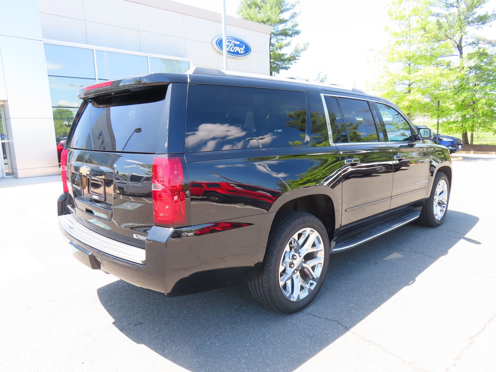 Used 2017 Chevrolet Suburban Premier AWD/4WD image 5
