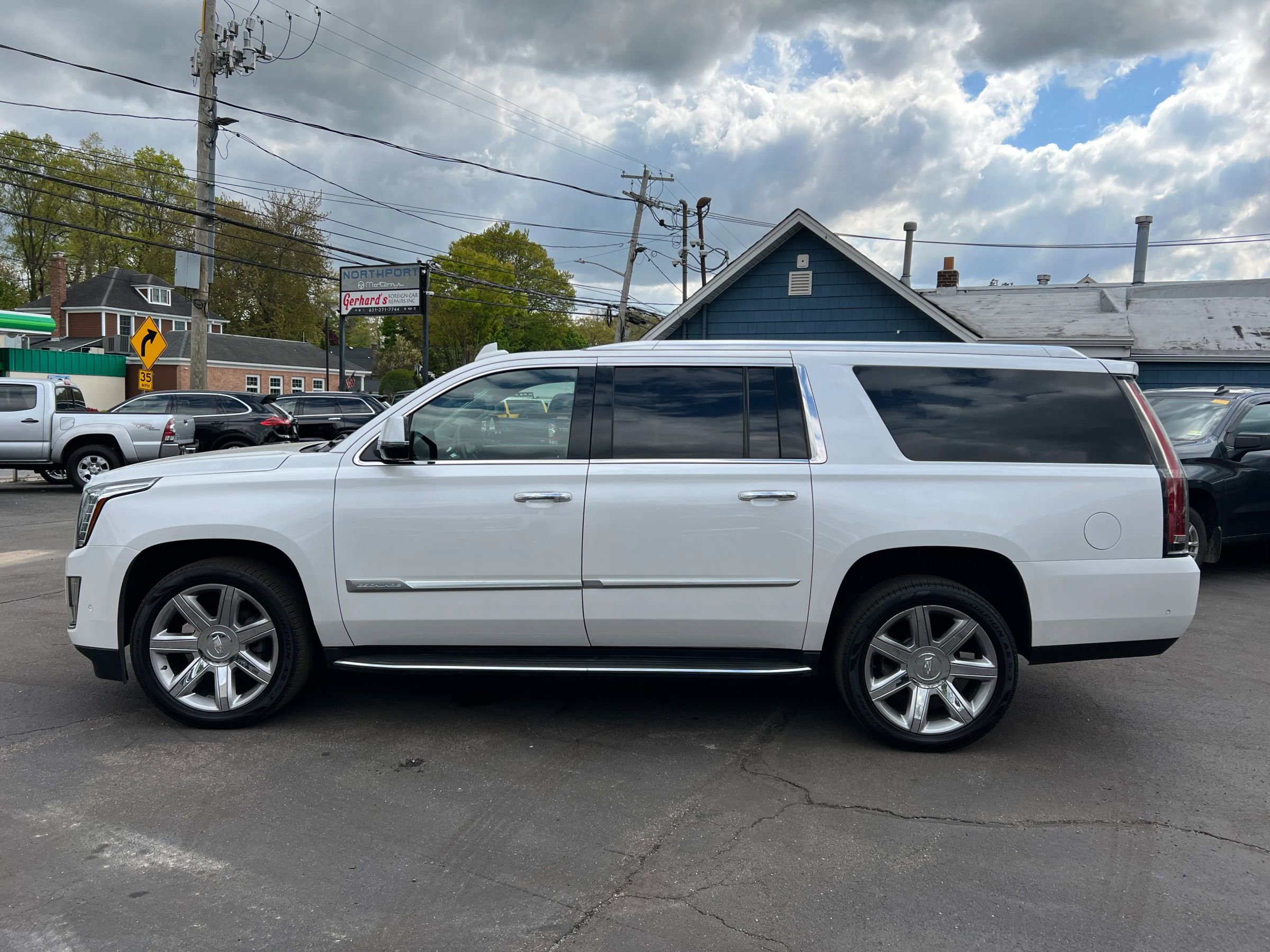 Used 2019 Cadillac Escalade ESV Luxury AWD/4WD image 2