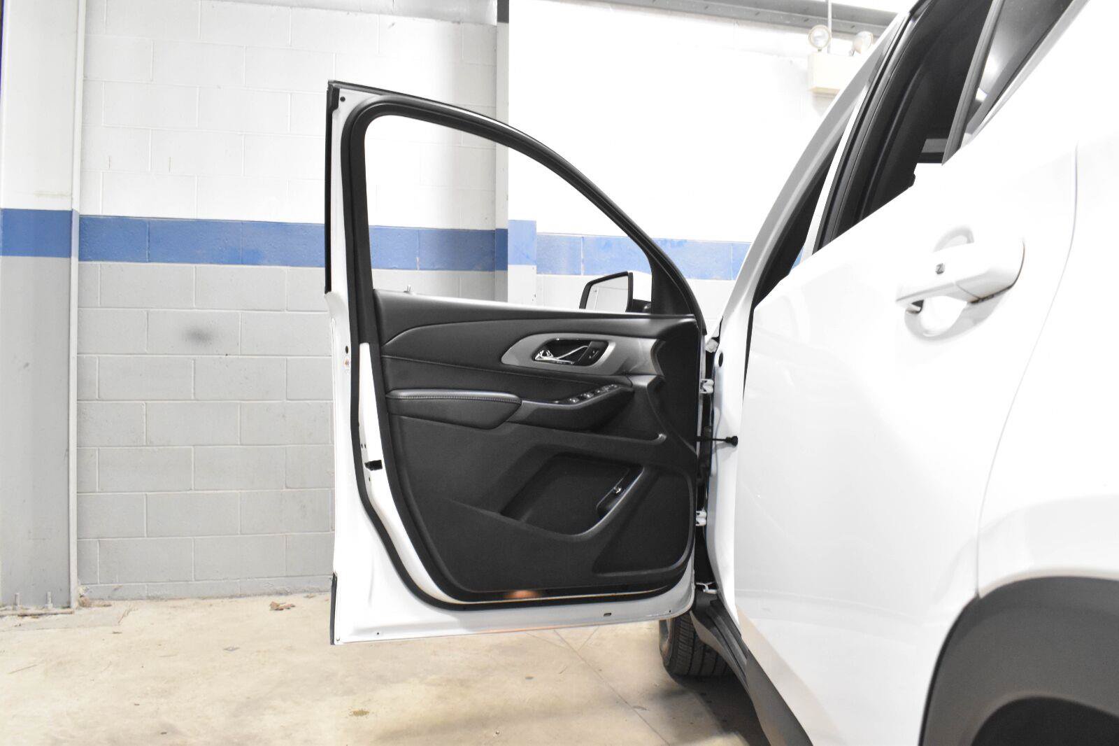 Used 2023 Chevrolet Traverse LT w/ Rear Camera Mirror Package AWD/4WD image 10