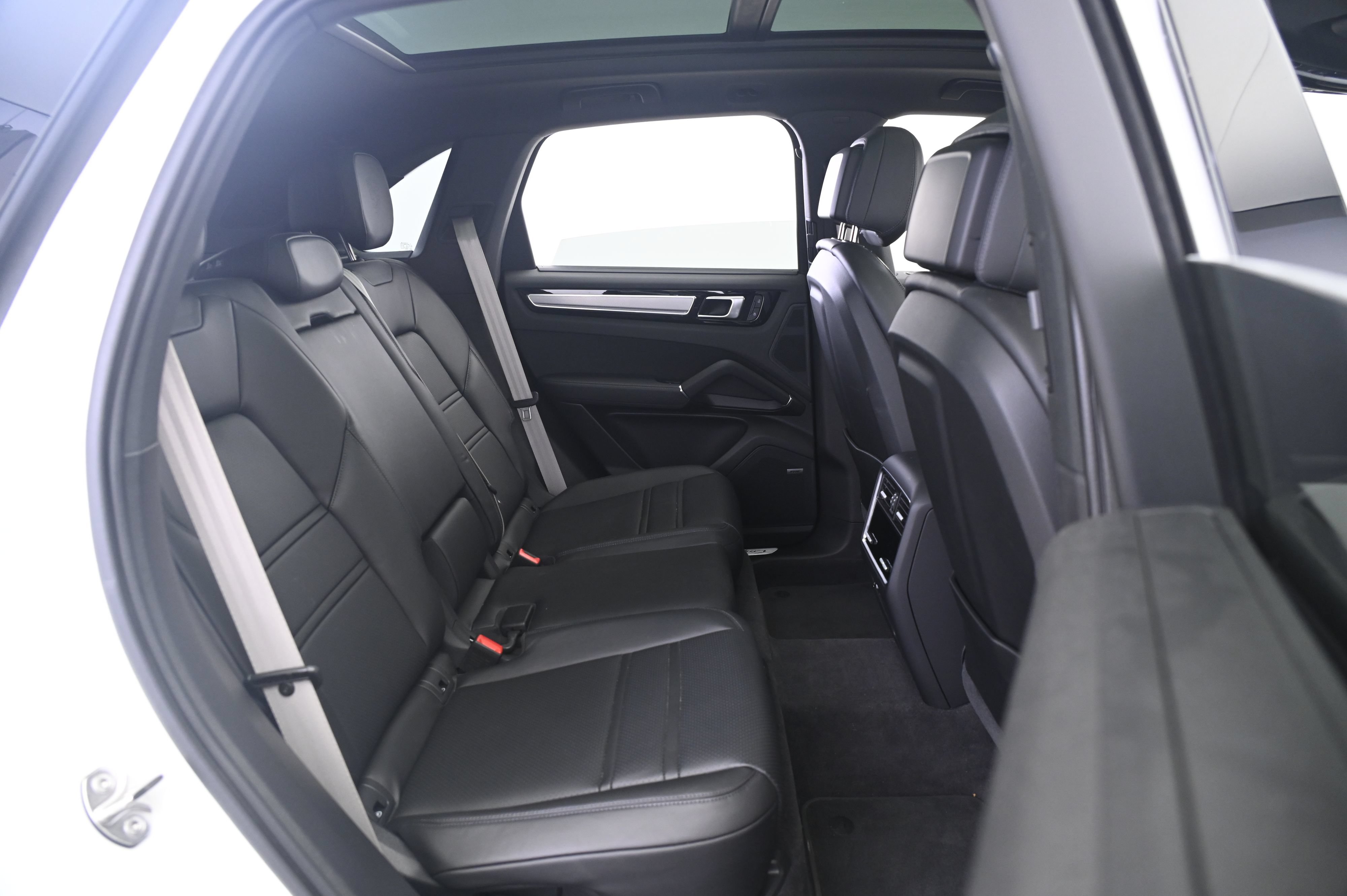 Certified 2023 Porsche Cayenne AWD/4WD image 18