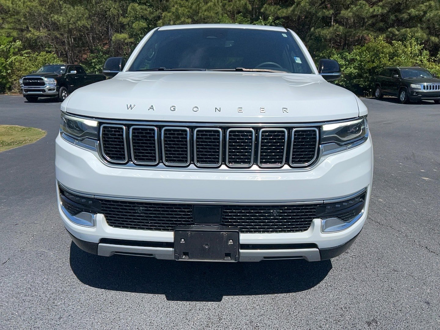 Used 2024 Jeep Wagoneer L Series II w/ Flexible Seating Group AWD/4WD image 2