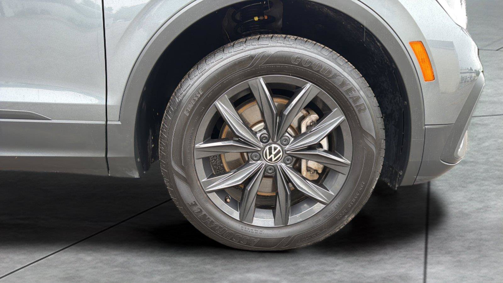 Used 2024 Volkswagen Tiguan SE w/ Panoramic Sunroof Package FWD image 27