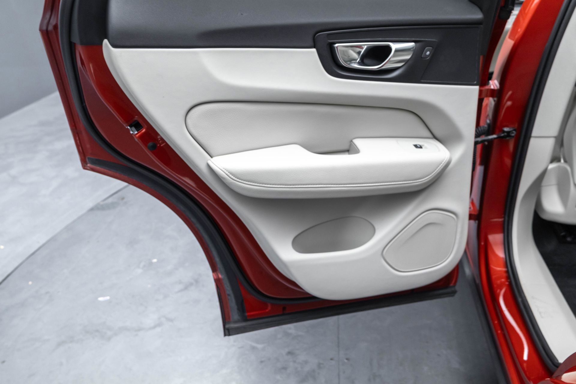 Used 2019 Volvo XC60 T8 Momentum w/ Advanced Package image 32