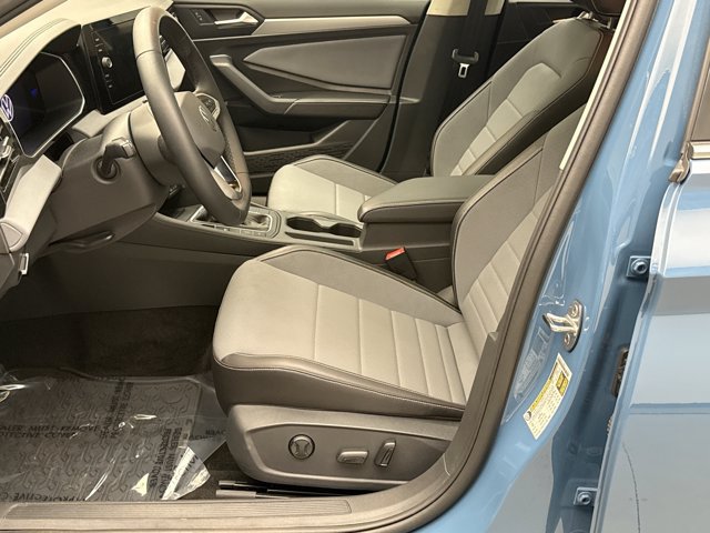 Used 2025 Volkswagen Jetta SE FWD image 11