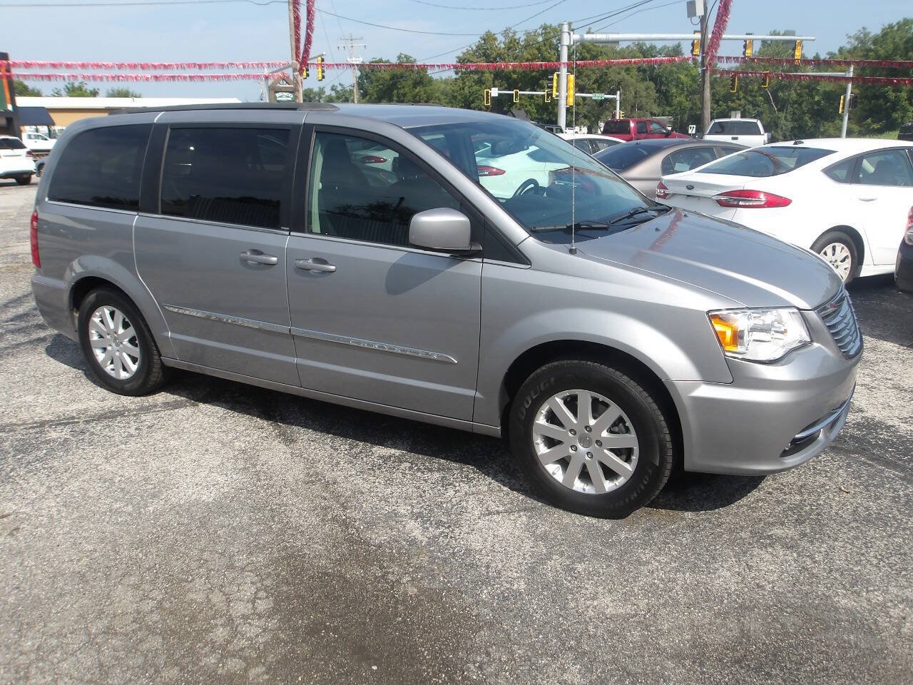 Used 2014 Chrysler Town & Country Touring FWD image 2