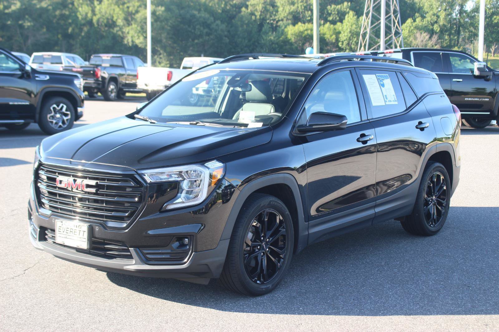 Used 2022 GMC Terrain SLT w/ Infotainment Package II FWD image 3