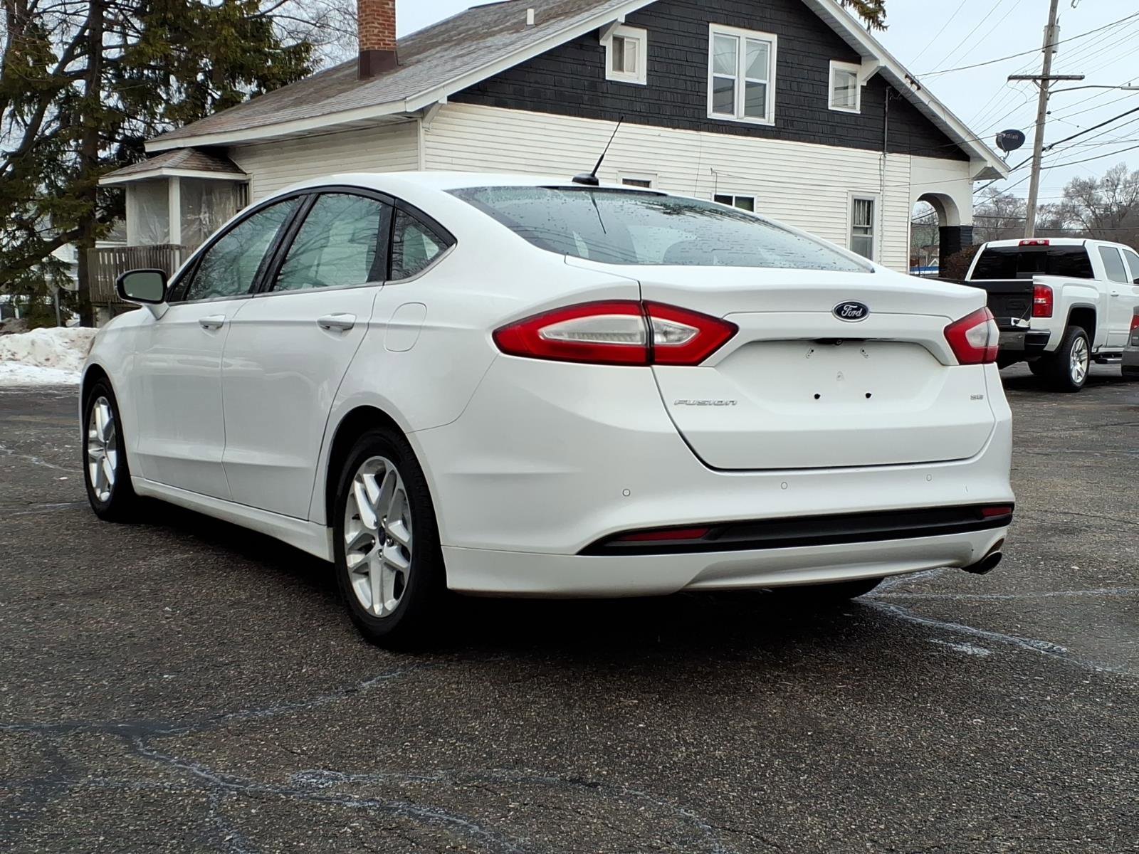 Used 2016 Ford Fusion SE image 2