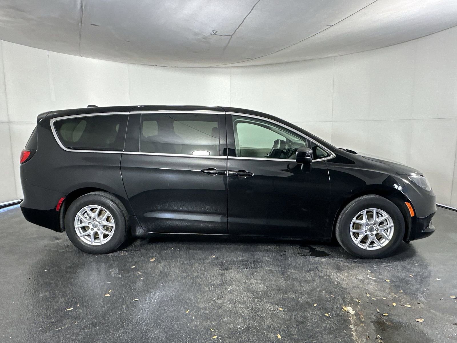 Used 2023 Chrysler Voyager LX image 13