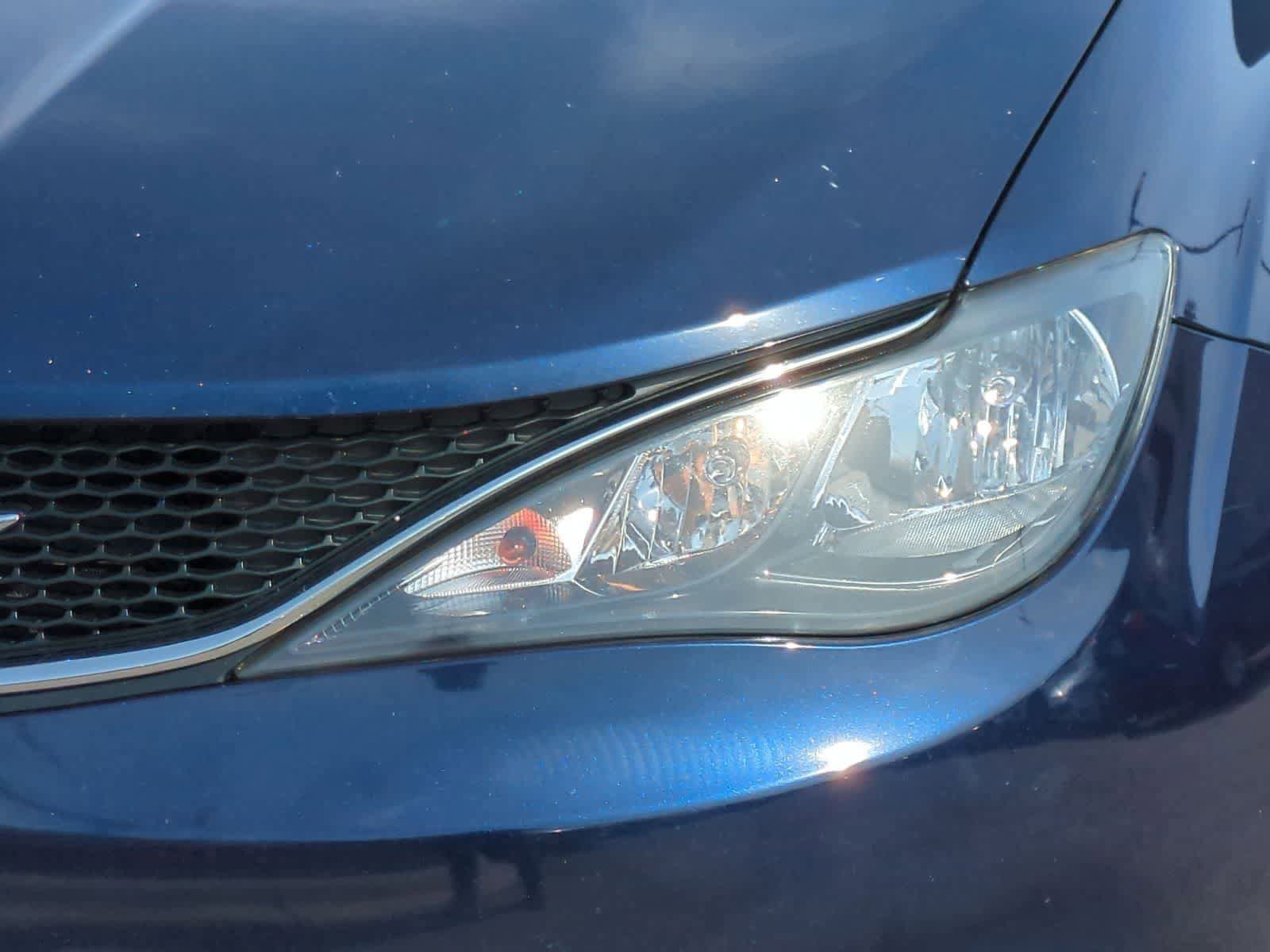 Used 2017 Chrysler Pacifica LX image 11