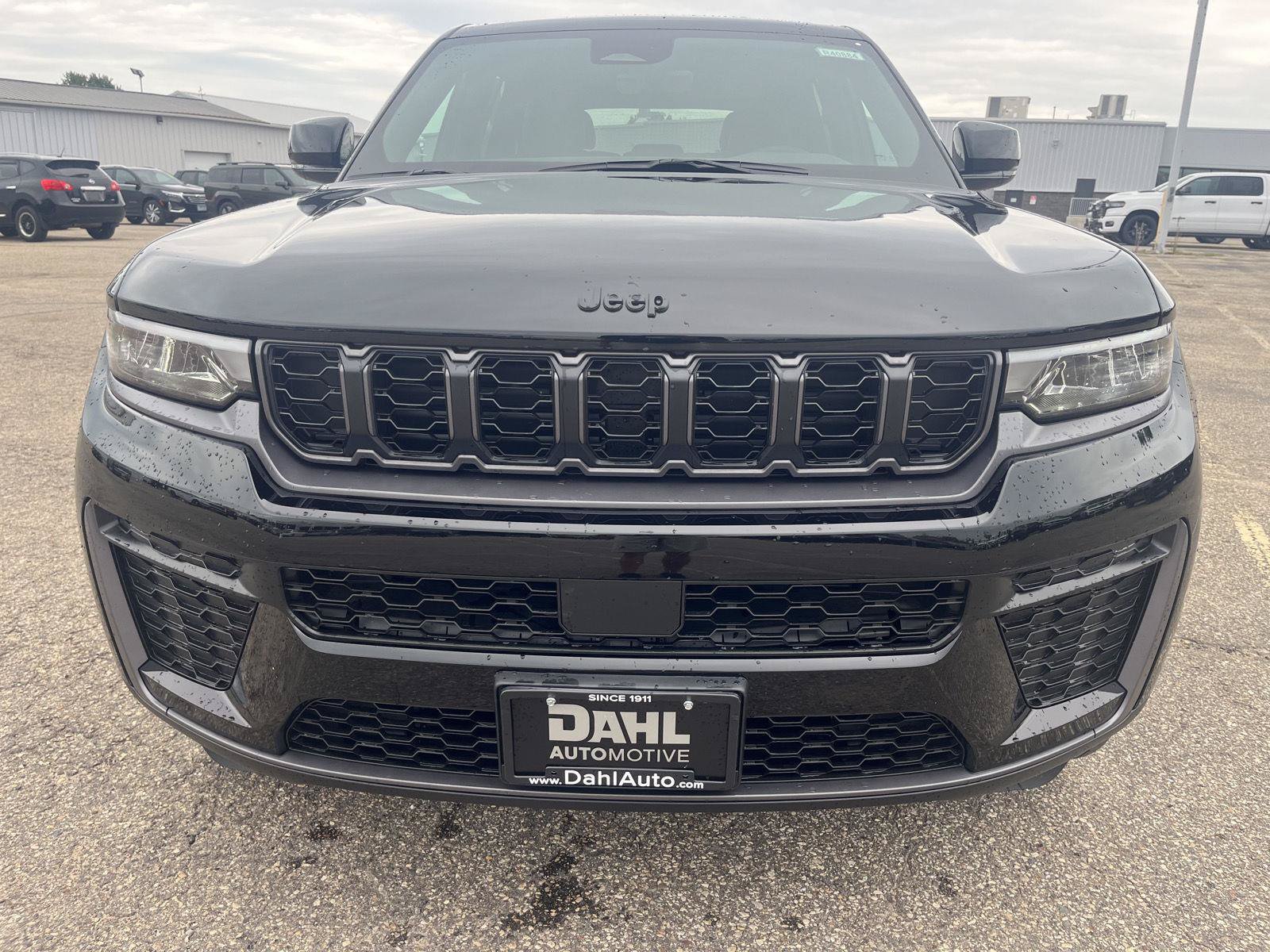 Used 2026 Jeep Grand Cherokee Altitude AWD/4WD image 3