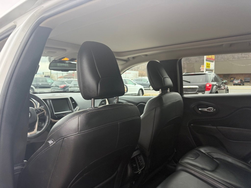 Used 2016 Jeep Cherokee Limited image 32