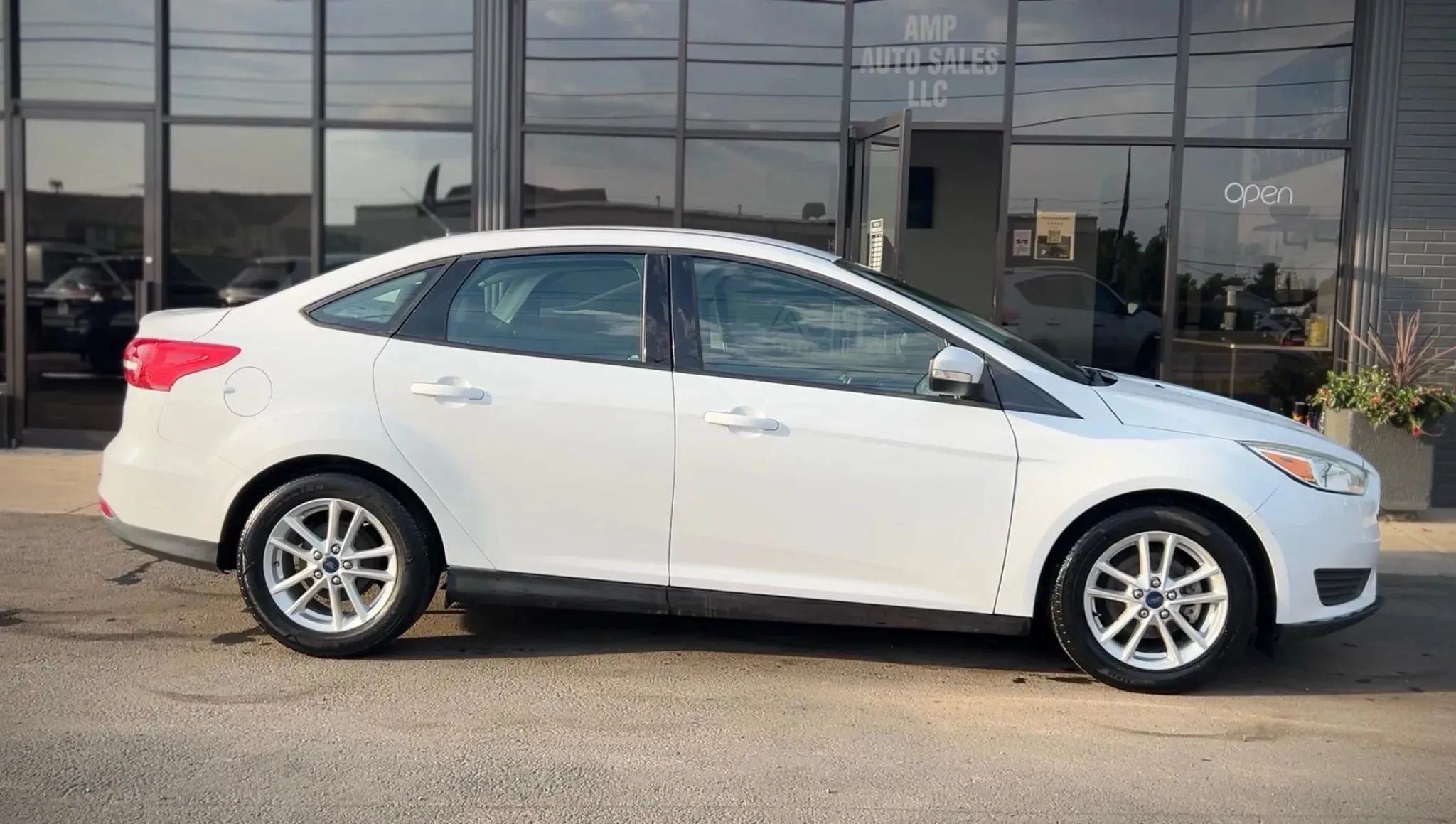 Used 2015 Ford Focus SE w/ SE Cold Weather Package FWD image 2