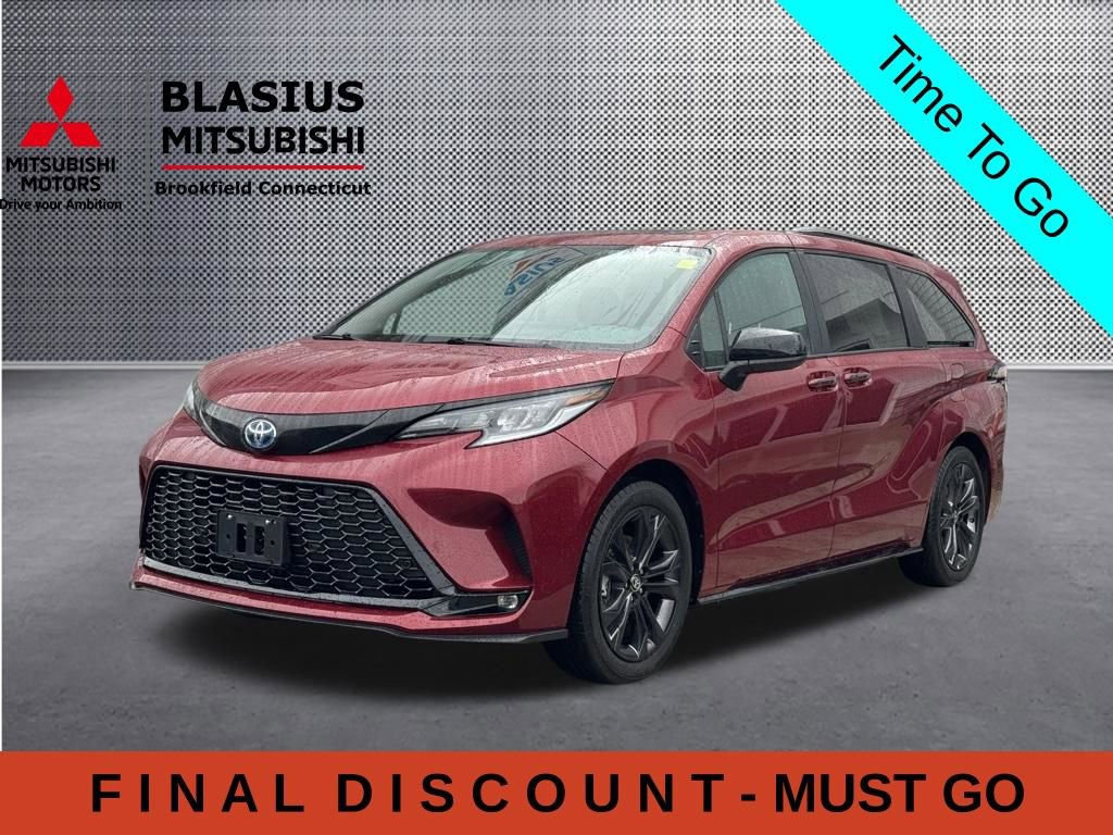 Used 2025 Toyota Sienna XSE w/ XSE Plus Package FWD image 4