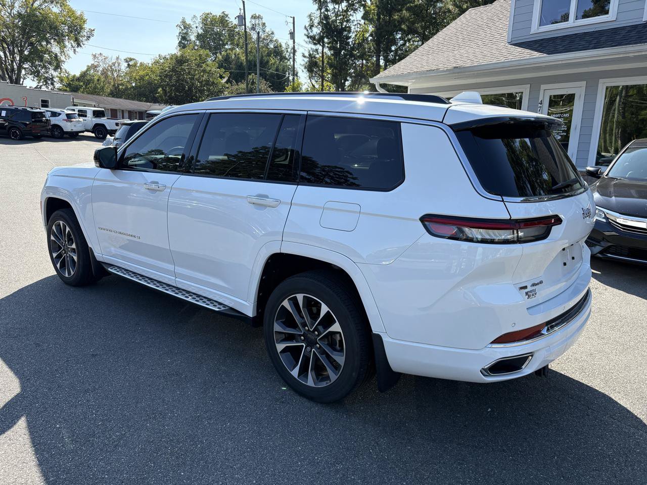 Used 2021 Jeep Grand Cherokee L Overland w/ Luxury Tech Group IV AWD/4WD image 3