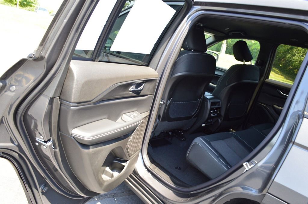 New 2025 Jeep Grand Cherokee Laredo w/ Luxury Tech Group I image 28