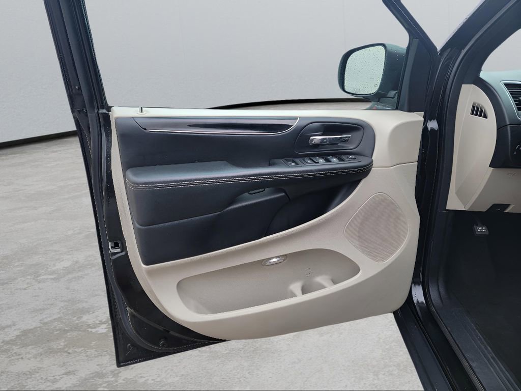 Used 2018 Dodge Grand Caravan SXT image 9